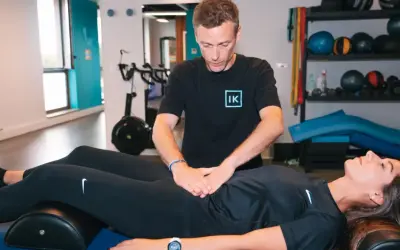 Thérapeute évaluant un diastasis abdominal avant et après, sans chirurgie.