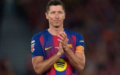 Robert Lewandowski w koszulce Barcelony, klaszcząc. Fani zastanawiają się, czy lewandowski kończy karierę.
