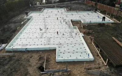Budowa fundamentów pod dom. Widać zbrojenie i styropian, przygotowane pod szybki beton.