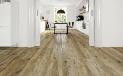 Un suelo de madera rústica que invita a cambiar el suelo de tu casa. Cocina y comedor modernos con luz natural.