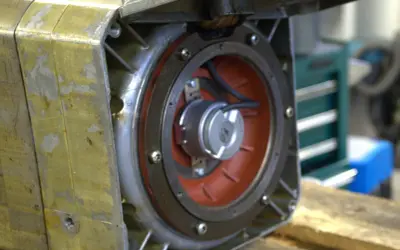 Widok wnętrza silnika z widocznym mechanizmem hamulca silnika elektrycznego.