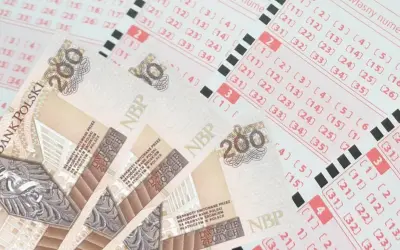 Banknoty 200 zł leżą na kuponach lotto. Dowiedz się, jak sprawdzić datę ważności zdrapki i co zrobić, gdy termin minął.