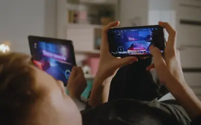 Dzieci grają w fajne gry na telefonie i tablecie, ścigając się w wirtualnym świecie.