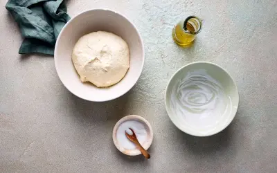 Zutaten für Pfannenbrot mit Joghurt: Teig, Joghurt, Öl und Salz bereitgestellt.