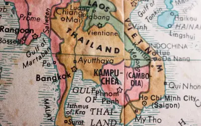Mapa pokazuje, gdzie jest Tajlandia, obok Laosu, Kambodży i Wietnamu. Widać Bangkok i Zatokę Tajlandzką.