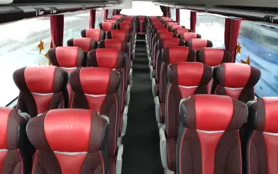 Wygodne fotele w autobusie. Zastanawiasz się, ile kosztuje autobus?