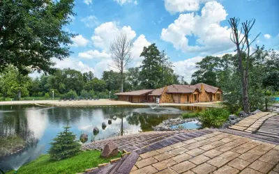 Piękne, drewniane budynki nad jeziorem. Sprawdź prywatne ośrodki odwykowe ceny i znajdź spokój w naturze.