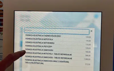 Ile kosztuje przerejestrowanie samochodu bez zmiany tablic? Na ekranie widoczna lista opłat, w tym rejestracja pojazdu.