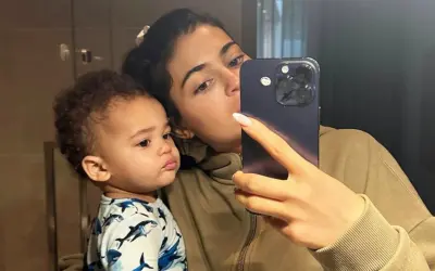 Kylie Jenner robi selfie z synkiem, jednym z dzieci Travisa Scotta. Maluch ma na sobie piżamkę w rekiny.