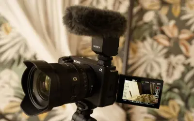 Kamera Sony z mikrofonem na statywie, gotowa do nagrywania. Idealny sprzęt do tworzenia treści, np. vlogów.