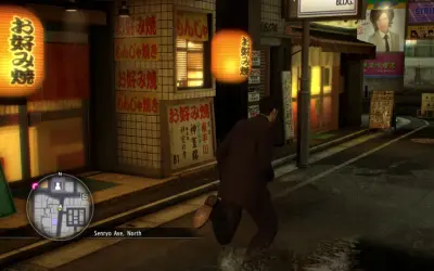 Mężczyzna w garniturze biegnie ulicą w japońskim mieście, mijając lampiony z napisem "yakuza co to".