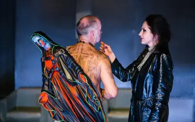 Lilla Weneda: bohaterowie w mrocznych strojach, z makijażem i tatuażami, tworzą niepokojącą scenę.