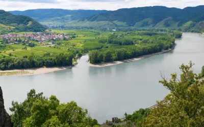 Dolina Wachau: malowniczy widok na Dunaj, winnice i urokliwe miasteczko. Idealne miejsce, by odkryć, co zobaczyć w tej austriackiej krainie.