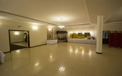 Elegancka sala bankietowa w Dworku Kasztelan Serokomla, gotowa na przyjęcie gości.