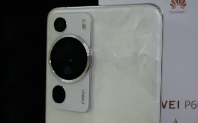 Biały Huawei P60 Pro z aparatem Xmage. Czy to ten telefon ma najlepszy aparat fotograficzny?
