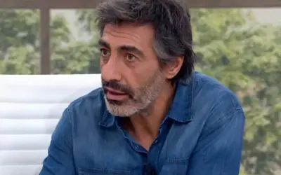 Juan del Val, con su característica barba y camisa vaquera, reflexiona en un plató de televisión.