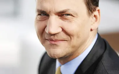 Portret mężczyzny w garniturze. Czy to pierwsza żona Radosława Sikorskiego?