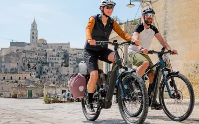 Ein Paar genießt eine Fahrt mit ihrem Buddy Bike durch eine historische Stadt.