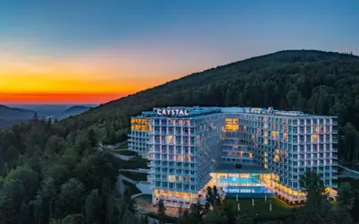 Nowoczesny hotel Crystal w górach, z basenem i widokiem na zachód słońca. Idealne miejsce dla szukających najlepszych hoteli w górach.