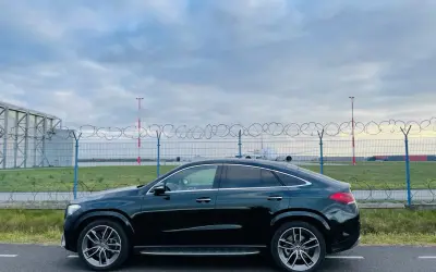 Czarny Mercedes GLE 400d coupe na tle lotniska.