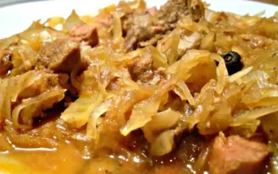 Tradycyjny polski bigos, bogaty w mięso i kapustę, pachnie jak najlepsze przepisy mistrzów.