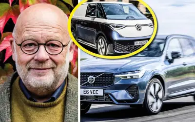 Äldre man med glasögon bredvid en Volvo och en VW ID. Buzz. Kanske dags för finansiell leasing med moms?