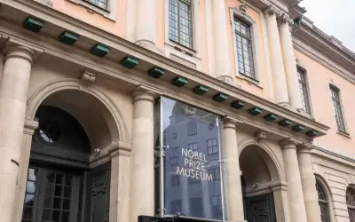 Fasad med pelare och valv leder till Nobel Prize Museum.