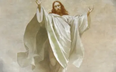 Jezus w bieli, z uniesionymi rękami, wstępuje do nieba. Scena oddaje moment wniebowstąpienia pańskiego.