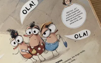 Ilustracja z książki logopedycznej dla 3 latka. Zabawne stworki mówią "OLA!", ucząc się przywitań.