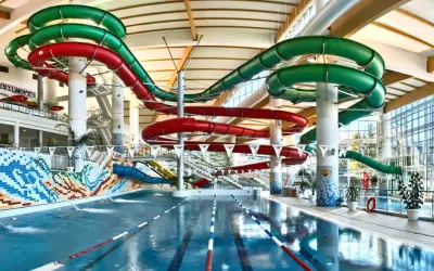 Wesoła zabawa w hotelu z aquaparkiem! Kolorowe zjeżdżalnie i basen czekają na gości.