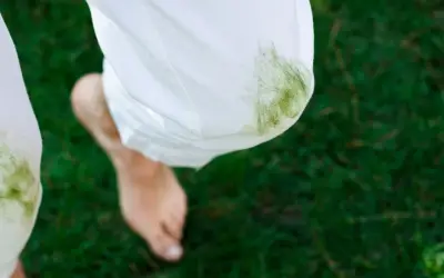 Białe spodnie z zielonymi plamami od trawy. Zastanawiasz się, czym usunąć plamy z trawy?