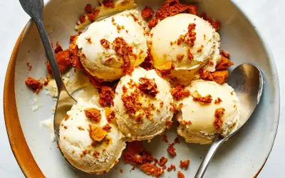 Schaufeln cremigen Eises, bestreut mit knusprigen Honigwaben-Stückchen. Ein köstliches Hokey Pokey Eis Rezept zum Genießen!