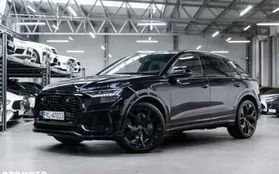 Czarny Audi RS Q8 lśni w salonie. Sprawdź aktualną audi rsq8 cena i poczuj moc.