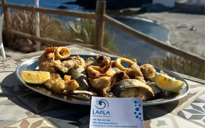 Frito variado de pescado y calamares en el restaurante La Ola Isleta del Moro, con vistas al mar.