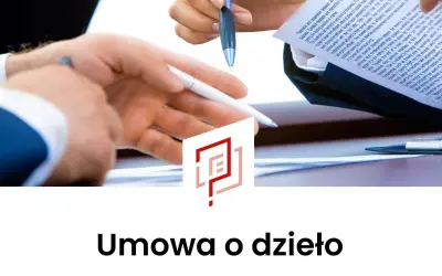 Dwie osoby omawiają dokument, podpisując umowę o dzieło.