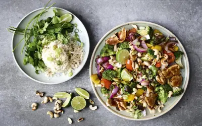En härlig wok med kyckling, grönsaker och cashewnötter, perfekt som lunch recept. Serveras med ris och färsk koriander.