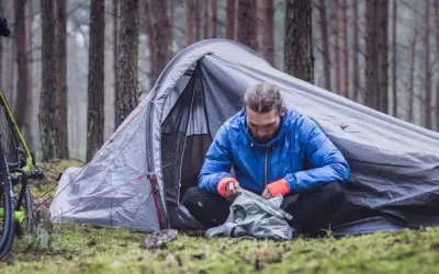 Gdzie można spać pod namiotem? Sprawdź bezpieczne miejsca w Polsce