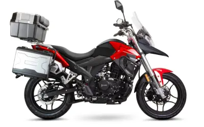 Czerwony Junak RX One 125 z kuframi, gotowy na zwiększenie mocy i dalekie podróże.