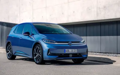 Volkswagen ID.3 azul eléctrico, listo para explorar con gran autonomía.