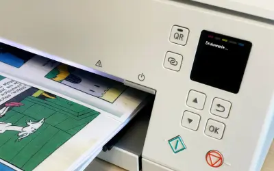 Drukarka drukuje komiks. Chcesz pobrać **adobe acrobat za darmo**? Zeskanuj kod QR lub użyj przycisku "OK".