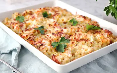 En krämig gratäng med makaroner, ost och bacon, perfekt för ett gott ostsås recept. Garnerad med färsk persilja.
