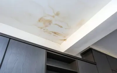 Manchas de humedad en el techo, ¿tengo goteras en el techo que hago? Urge reparar.