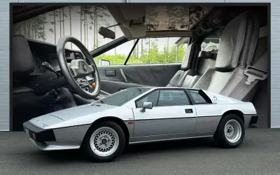 Silver James Bond Lotus Esprit Turbo, ikonisk sportbil med läderklädsel och ratt.