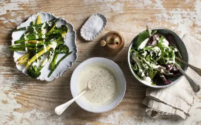 Grönskande grönsaker och sallad med krämig caesarsallad dressing.