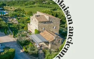 Magnifique maison provençale en pierre, entourée de jardins luxuriants, de vignobles et d'une piscine.
