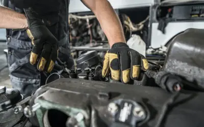 Mecánico revisa un motor 2.0 TDI 184 CV, buscando posibles problemas.