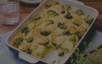 Ein köstlicher Brokkoli Auflauf mit Kartoffeln und Käse überbacken, bereit zum Servieren.