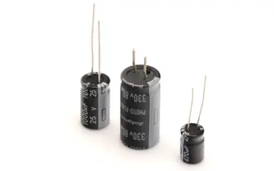 Różne rodzaje kondensatorów elektrolitycznych: 1000µF 25V, 330µF 80V i 470µF.