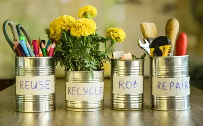 Puszki metalowe pokazują, co zrobić z odpadami: REUSE (nożyczki, kredki), RECYCLE (kwiaty), ROT (skorupki jajek), REPAIR (narzędzia).