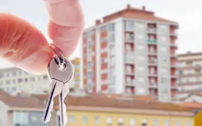 Klucze do mieszkania w tle bloku. Czy można sprzedać mieszkanie bez księgi wieczystej?